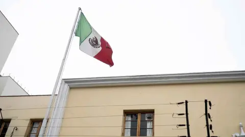 En el pronunciamiento, México recordó que la Asamblea General de las Naciones Unidas ha reconocido que el asilo político es un acto pacífico y humanitario, que no puede ser considerado inamistoso por ningún otro Estado.

Para más información del tema, visita: https://www.eleconomista.com.mx/internacionales/mexico-rechaza-decision-congreso-peru-declarar-persona-non-grata-presidenta-claudia-sheinbaum-20251106-785431.html

¡Síguenos en nuestras redes sociales para mantenerte informado!

Twitter: https://twitter.com/eleconomista 
Facebook: https://www.facebook.com/ElEconomista.mx
Instagram: https://www.instagram.com/eleconomistamx
LinkedIn: https://www.linkedin.com/company/el-economista/

#ElEconomista #Perú #Sheinbaum