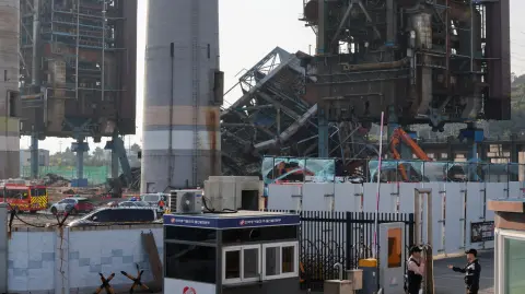 Estructura derrumbada de la central eléctrica, en la costa este de Corea del Sur.