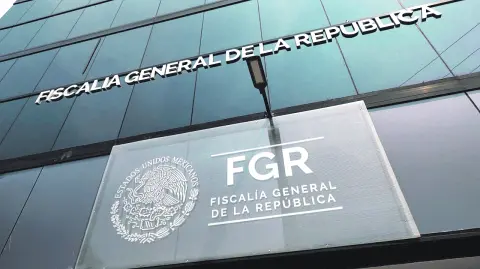 Por primera vez en cinco años, la Cámara de Diputados recortó el presupuesto solicitado por la Fiscalía General de la República (FGR); para el próximo año, esta dependencia contará con 20,126 millones 442,089 pesos para sus operaciones.

Para más información del tema, visita: https://www.eleconomista.com.mx/politica/reducen-fondos-fiscalia-general-primera-reduccion-cinco-anos-20251107-785523.html

¡Síguenos en nuestras redes sociales para mantenerte informado!

Twitter: https://twitter.com/eleconomista
Facebook: https://www.facebook.com/ElEconomista.mx
Instagram: https://www.instagram.com/eleconomistamx
LinkedIn: https://www.linkedin.com/company/el-economista/

#ElEconomista #EETV