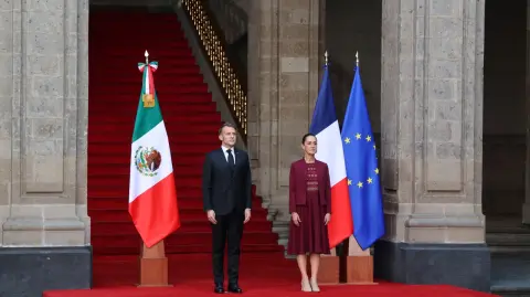 La presidenta de México, Claudia Sheinbaum, recibió este viernes al mandatario francés, Emmanuel Macron, quien visita el país para "fortalecer lazos" políticos y comerciales, son el foco en la restitución de "importantes" documentos históricos mexicanos.

Para más información del tema, visita: https://www.eleconomista.com.mx/politica/sheinbaum-recibe-macron-foco-relacion-bilateral-devolucion-codices-20251107-785580.html

¡Síguenos en nuestras redes sociales para mantenerte informado!

Twitter: https://twitter.com/eleconomista 
Facebook: https://www.facebook.com/ElEconomista.mx
Instagram: https://www.instagram.com/eleconomistamx
LinkedIn: https://www.linkedin.com/company/el-economista/

#ElEconomista #EETV