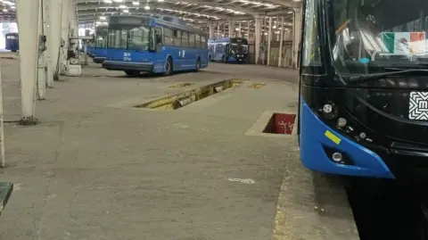 La Alianza de Tranviarios de México (ATM) inició un paro de labores en el Departamento de Estructuras del Servicio de Transportes Eléctricos (STE) de la Ciudad de México, como medida de presión ante lo que califican como “incumplimientos y negativa” por parte de la empresa a atender las demandas laborales presentadas por el sindicato.

Para más información del tema, visita: https://www.eleconomista.com.mx/empresas/inicia-paro-escalonado-servicio-transportes-electricos-incumplir-contrato-colectivo-20251107-785601.html

¡Síguenos en nuestras redes sociales para mantenerte informado!

Twitter: https://twitter.com/eleconomista 
Facebook: https://www.facebook.com/ElEconomista.mx
Instagram: https://www.instagram.com/eleconomistamx
LinkedIn: https://www.linkedin.com/company/el-economista/

#ElEconomista #EETV