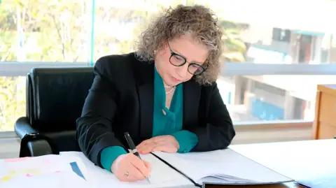 La cancillería y la Secretaría de Seguridad y Protección Ciudadana señalaron que hasta el momento no se ha recibido información que confirme la versión de un complot, presuntamente planeado por Irán, para atentar contra la diplomática israelí.

Para más información del tema, visita: https://www.eleconomista.com.mx/internacionales/mexico-niega-reportes-sobre-supuesto-atentado-embajadora-israel-20251107-785644.html

¡Síguenos en nuestras redes sociales para mantenerte informado!

Twitter: https://twitter.com/eleconomista 
Facebook: https://www.facebook.com/ElEconomista.mx
Instagram: https://www.instagram.com/eleconomistamx
LinkedIn: https://www.linkedin.com/company/el-economista/

#ElEconomista #EETV