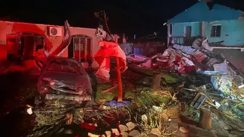Los vientos alcanzaron entre 180 y 250 km/h, causando la caída de árboles y de casas de albañilería.

Para más información del tema, visita: https://www.eleconomista.com.mx/internacionales/tornado-deja-cinco-muertos-centenar-heridos-sur-brasil-20251108-785686.html

¡Síguenos en nuestras redes sociales para mantenerte informado!

Twitter: https://twitter.com/eleconomista 
Facebook: https://www.facebook.com/ElEconomista.mx
Instagram: https://www.instagram.com/eleconomistamx
LinkedIn: https://www.linkedin.com/company/el-economista/
T

#ElEconomista #EETV
