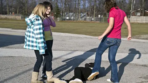 En la CDMX, las alcaldías Iztapalapa, GAM y Azcapotzalco concentran el mayor número de reportes de bullying.

Para más información del tema, visita: https://www.eleconomista.com.mx/arteseideas/57-reportes-bullying-pais-madres-padres-familia-consejo-ciudadano-20251108-785679.html

¡Síguenos en nuestras redes sociales para mantenerte informado!

Twitter: https://twitter.com/eleconomista 
Facebook: https://www.facebook.com/ElEconomista.mx
Instagram: https://www.instagram.com/eleconomistamx
LinkedIn: https://www.linkedin.com/company/el-economista/

#ElEconomista #Bullying