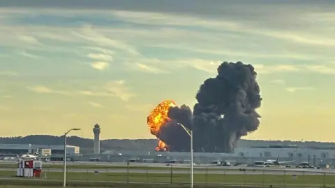 Ambos afirmaron que actuaban siguiendo la recomendación del fabricante del avión de suspender su uso.

Para más información del tema, visita: https://www.eleconomista.com.mx/empresas/ups-fedex-suspenden-vuelos-aviones-carga-md-11-accidente-eu-20251108-785699.html

¡Síguenos en nuestras redes sociales para mantenerte informado!

Twitter: https://twitter.com/eleconomista 
Facebook: https://www.facebook.com/ElEconomista.mx
Instagram: https://www.instagram.com/eleconomistamx
LinkedIn: https://www.linkedin.com/company/el-economista/

#ElEconomista #UPS #FedEx