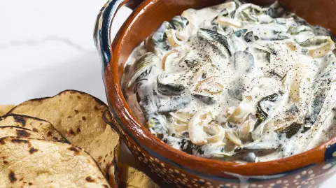 Rajas poblanas con crema y elote: receta tradicional mexicana paso a paso
