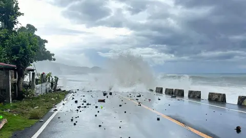 Grandes olas azotan el bulevar Amper en Dipaculao, Aurora.