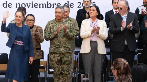La presidenta de México anunció un plan integral con más de 100 acciones y una inversión superior a 57,000 millones de pesos para atender las causas de la violencia en la entidad.

Para más información del tema, visita: https://www.eleconomista.com.mx/politica/sheinbaum-presenta-plan-michoacan-paz-justicia-destinaran-57-000-mdp-seguridad-desarrollo-20251109-785760.html

¡Síguenos en nuestras redes sociales para mantenerte informado!

Twitter: https://twitter.com/eleconomista 
Facebook: https://www.facebook.com/ElEconomista.mx
Instagram: https://www.instagram.com/eleconomistamx
LinkedIn: https://www.linkedin.com/company/el-economista/

#ElEconomista #Sheinbaum #PlanMichoacán