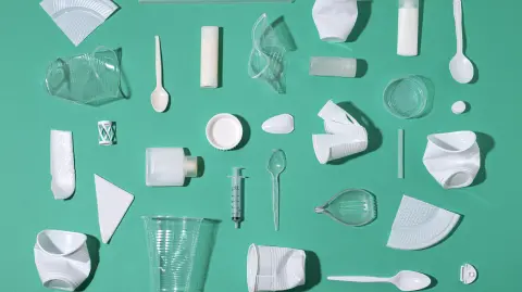 El Tratado Mundial del Plástico busca redefinir la economía del envase alimentario. Ya no bastará con reciclar: será obligatorio rastrear, reportar y asumir responsabilidad por cada gramo de plástico producido.