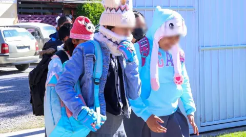 Frente frío afecta las clases presenciales en escuelas públicas y privadas.