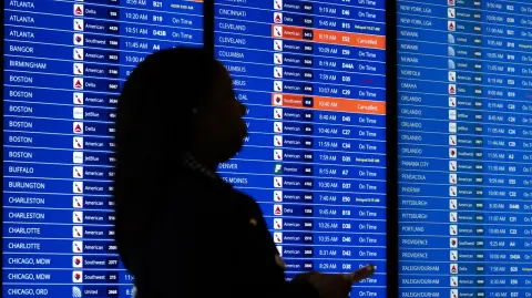 Las aerolíneas cancelaron este lunes más de 1,000 vuelos en Estados Unidos por cuarto día consecutivo, mientras los recortes de vuelos provocados por el cierre del Gobierno y las ausencias de personal de tráfico aéreo siguen causando estragos en la aviación.