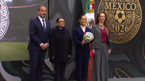 La presidenta de México, Claudia Sheinbaum, y la coordinadora de los trabajos del Gobierno Federal para el Mundial 2026, Gabriela Cuevas, presentaron los avances y ejes de acción rumbo a la Copa Mundial de la FIFA, que por tercera ocasión tendrá como sede a México, junto con Estados Unidos y Canadá.

Para más información del tema, visita: https://www.eleconomista.com.mx/deportes/sheinbaum-anuncia-acciones-mundial-2026-espera-derrama-3-000-millones-dolares-20251110-785870.html

¡Síguenos en nuestras redes sociales para mantenerte informado!

Twitter: https://twitter.com/eleconomista 
Facebook: https://www.facebook.com/ElEconomista.mx
Instagram: https://www.instagram.com/eleconomistamx
LinkedIn: https://www.linkedin.com/company/el-economista/

#ElEconomista #EETV