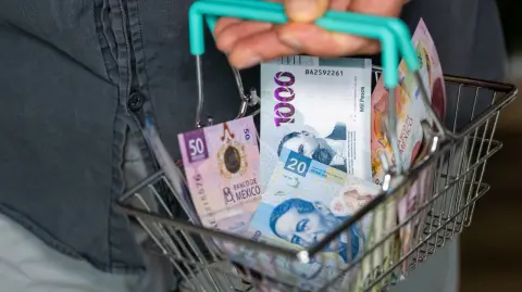 La propuesta plantea exentar de ISR a las prestaciones monetarias pactadas en contratos colectivos y contratos-ley.

Para más información del tema, visita: https://www.eleconomista.com.mx/capital-humano/morena-propone-eliminar-isr-bonos-puntualidad-primas-antigueedad-trabajo-20251112-786134.html

¡Síguenos en nuestras redes sociales para mantenerte informado!

Twitter: https://twitter.com/eleconomista 
Facebook: https://www.facebook.com/ElEconomista.mx
Instagram: https://www.instagram.com/eleconomistamx
LinkedIn: https://www.linkedin.com/company/el-economista/

#ElEconomista #EETV