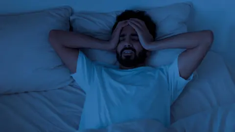 Jornadas excesivas, cargas de trabajo desbalanceadas y falta de reglas claras son prácticas que pueden quitar el sueño a los empleados, por lo que dormir mal no es sólo un asunto personal sino una corresponsabilidad de las compañías, consideran especialistas.

Para más información del tema, visita: https://www.eleconomista.com.mx/capital-humano/trabajo-le-quita-sueno-71-mexicanos-20251114-786539.html

¡Síguenos en nuestras redes sociales para mantenerte informado!

Twitter: https://twitter.com/eleconomista
Facebook: https://www.facebook.com/ElEconomista.mx
Instagram: https://www.instagram.com/eleconomistamx
LinkedIn: https://www.linkedin.com/company/el-economista/

#ElEconomista #EETV