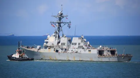 El destructor USS Gravely (DDG-107) de la Armada estadounidense zarpa de Puerto España en medio de la creciente tensión en la región entre Estados Unidos y Venezuela.