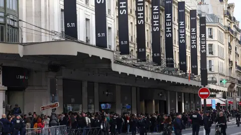 Shein aplaza la apertura de cinco tiendas en Francia tras las quejas por los precios de su local en París, que clientes calificaron como demasiado altos.