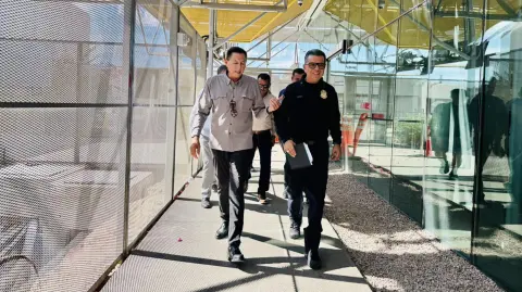 El alcalde César Sandoval junto al Director del Puerto de Entrada de San Luis, Arizona (CBP), Chris Leon, durante una visita en octubre pasado.