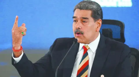 El presidente de Venezuela, Nicolás Maduro, se ha dirigido este viernes al pueblo estadounidense para que frene la intención de Trump de atacar el país sudamericano.

Para más información del tema, visita: https://www.eleconomista.com.mx/internacionales/maduro-eu-paren-mano-enloquecida-ordena-llevar-guerra-caribe-20251114-786709.html

¡Síguenos en nuestras redes sociales para mantenerte informado!

Twitter: https://twitter.com/eleconomista
Facebook: https://www.facebook.com/ElEconomista.mx
Instagram: https://www.instagram.com/eleconomistamx
LinkedIn: https://www.linkedin.com/company/el-economista/

#ElEconomista #EETV