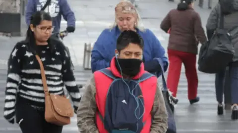 El frente frío número 14 ingresará este sábado al noroeste del país dejando lluvias fuertes, descenso de temperatura, vientos superiores a 60 km/h y posible caída de nieve en zonas serranas, de acuerdo con el Servicio Meteorológico Nacional (SMN).

Para más información del tema, visita: https://www.eleconomista.com.mx/politica/clima-sabado-15-noviembre-frente-frio-14-lluvias-posible-caida-nieve-zonas-serranas-20251115-786750.html

¡Síguenos en nuestras redes sociales para mantenerte informado!

Twitter: https://twitter.com/eleconomista 
Facebook: https://www.facebook.com/ElEconomista.mx
Instagram: https://www.instagram.com/eleconomistamx
LinkedIn: https://www.linkedin.com/company/el-economista/
T

#ElEconomista #EETV