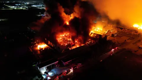 Vista aérea del incendio tras una explosión en una zona industrial de Ezeiza, provincia de Buenos Aires.