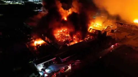 Reportaron a un hombre que sufrió un infarto por la tensión desatada por la emergencia y una embarazada con síntomas de intoxicación.

Para más información del tema, visita: https://www.eleconomista.com.mx/internacionales/controlan-incendio-fuerte-explosion-zona-industrial-buenos-aires-20251115-786767.html 

¡Síguenos en nuestras redes sociales para mantenerte informado!

Twitter: https://twitter.com/eleconomista 
Facebook: https://www.facebook.com/ElEconomista.mx
Instagram: https://www.instagram.com/eleconomistamx
LinkedIn: https://www.linkedin.com/company/el-economista/

#ElEconomista #BuenosAires #Incendio