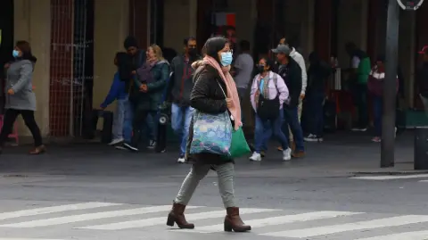 Autoridades recomiendan usar varias capas de ropa, evitar cambios bruscos de temperatura y mantenerse atentos a canales oficiales.

Para más información del tema, visita: https://www.eleconomista.com.mx/politica/activan-alertas-frio-cdmx-tlalpan-entra-alerta-naranja-cinco-alcaldias-alerta-amarilla-20251115-786786.html 

¡Síguenos en nuestras redes sociales para mantenerte informado!

Twitter: https://twitter.com/eleconomista 
Facebook: https://www.facebook.com/ElEconomista.mx
Instagram: https://www.instagram.com/eleconomistamx
LinkedIn: https://www.linkedin.com/company/el-economista/

#ElEconomista #FrenteFrío #Clima