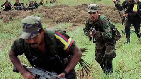 La defensora responsabilizó a la guerrilla al mando del hombre más buscado del país, alias Iván Mordisco.

Para más información del tema, visita: https://www.eleconomista.com.mx/internacionales/seis-menores-mueren-bombardeo-ejercito-guerrilla-colombia-20251115-786768.html 

¡Síguenos en nuestras redes sociales para mantenerte informado!

Twitter: https://twitter.com/eleconomista 
Facebook: https://www.facebook.com/ElEconomista.mx
Instagram: https://www.instagram.com/eleconomistamx
LinkedIn: https://www.linkedin.com/company/el-economista/

#ElEconomista #Guerrilla #Colombia