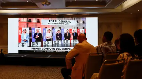 Los votantes también eligen parcialmente al Congreso, lo que podría cambiar el equilibrio de fuerzas para el gobierno entrante.

Para más información del tema, visita: https://www.eleconomista.com.mx/internacionales/elecciones-chile-comunista-jara-derechista-kast-lideran-preferencias-balotaje-presidencial-20251116-786847.html

¡Síguenos en nuestras redes sociales para mantenerte informado!

Twitter: https://twitter.com/eleconomista 
Facebook: https://www.facebook.com/ElEconomista.mx
Instagram: https://www.instagram.com/eleconomistamx
LinkedIn: https://www.linkedin.com/company/el-economista/
T

#ElEconomista #EETV