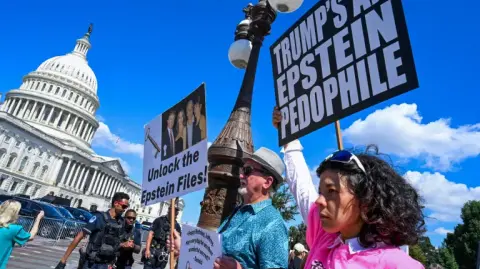 Los republicanos tienen la mayoría en la Cámara, con 219 escaños, frente a los 214 de los demócratas.

Para más información del tema, visita: https://www.eleconomista.com.mx/internacionales/presidente-camara-representantes-eu-minimiza-archivos-epstein-ocultan-20251116-786848.html

¡Síguenos en nuestras redes sociales para mantenerte informado!

Twitter: https://twitter.com/eleconomista 
Facebook: https://www.facebook.com/ElEconomista.mx
Instagram: https://www.instagram.com/eleconomistamx
LinkedIn: https://www.linkedin.com/company/el-economista/
T

#ElEconomista #EETV