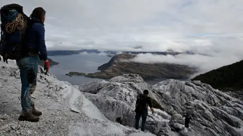 Dos mexicanos murieron y siete turistas más están desaparecidos en Torres del Peine, la reserva natural más visitada por extranjeros de la Patagonia chilena, a causa de una ventisca.

Para más información del tema, visita: https://www.eleconomista.com.mx/internacionales/mueren-dos-mexicanos-patagonia-chilena-tormenta-nieve-hay-7-desaparecidos-20251118-787123.html

¡Síguenos en nuestras redes sociales para mantenerte informado!

Twitter: https://twitter.com/eleconomista 
Facebook: https://www.facebook.com/ElEconomista.mx
Instagram: https://www.instagram.com/eleconomistamx
LinkedIn: https://www.linkedin.com/company/el-economista/

#ElEconomista #EETV