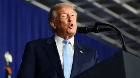 Trump aseguró que Arabia Saudí aumentará a un billón de dólares su inversión en Estados Unidos, lo que generaría nuevas fábricas, empresas y empleos.