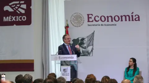 Los autos chinos tienen precios “muy bajos” hasta en China, afirmó el secretario de Economía, Marcelo Ebrard, a unos días de que se discuta una iniciativa en México que pretende aumentar los aranceles a una amplia variedad de productos, incluyendo los automóviles originarios de este país asiático.