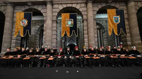 El rector de la UNAM, Leonardo Lomelí Vanegas, con los nuevos doctorados.