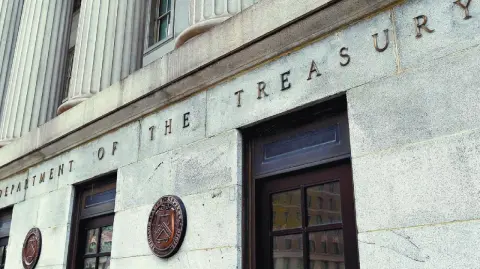 La Unidad de Inteligencia Financiera documentó flujos financieros irregulares, triangulación de recursos mediante empresas fachada y el uso coordinado de estructuras corporativas tanto en México como en el extranjero para facilitar la movilidad, ocultamiento y administración de activos.

Para más información del tema, visita: https://www.eleconomista.com.mx/sectorfinanciero/uif-tesoro-eu-bloquean-29-integrantes-organizacion-criminal-transnacional-20251119-787364.html

¡Síguenos en nuestras redes sociales para mantenerte informado!

Twitter: https://twitter.com/eleconomista 
Facebook: https://www.facebook.com/ElEconomista.mx
Instagram: https://www.instagram.com/eleconomistamx
LinkedIn: https://www.linkedin.com/company/el-economista/

#ElEconomista #EETV