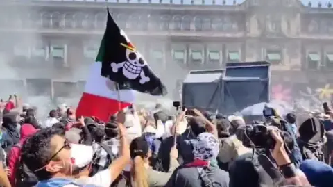 Por tentativa de homicidio, tres personas, de las 18 detenidas por su presunta participación en hechos de violencia durante la marcha del pasado sábado convocada por la autodenominada Generación Z, fueron vinculadas a proceso penal.

Para más información del tema, visita: https://www.eleconomista.com.mx/politica/vinculan-tentativa-homicidio-tres-detenidos-marcha-generacion-z-20251119-787323.html

¡Síguenos en nuestras redes sociales para mantenerte informado!

Twitter: https://twitter.com/eleconomista 
Facebook: https://www.facebook.com/ElEconomista.mx
Instagram: https://www.instagram.com/eleconomistamx
LinkedIn: https://www.linkedin.com/company/el-economista/

#ElEconomista #EETV