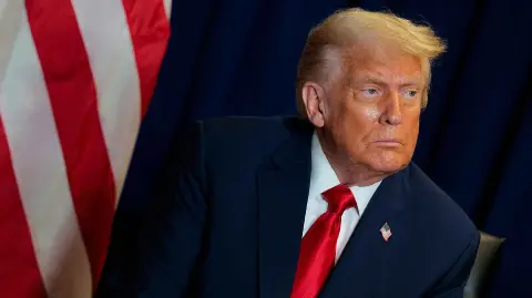 El presidente estadounidense Donald Trump debe promulgar una legislación que obliga a su gobierno a hacer públicos todos los documentos sobre Jeffrey Epstein, pero persiste la incertidumbre sobre si los difundirá completamente o intentará enterrar el caso. 

¡Síguenos en nuestras redes sociales para mantenerte informado! 

Twitter: https://twitter.com/eleconomista 
Facebook: https://www.facebook.com/ElEconomista.mx 
Instagram: https://www.instagram.com/eleconomistamx 
LinkedIn: https://www.linkedin.com/company/el-economista/ 

#ElEconomista #Trump #Epstein