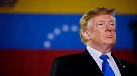 Funcionarios venezolanos habrían dicho a los estadounidenses que Maduro podría estar dispuesto a dimitir, tras una transición de dos a tres años, en el marco de negociaciones extraoficiales que habrían sido autorizadas por el presidente Donald Trump para explorar soluciones a la crisis en Venezuela. Son informaciones reveladas por una investigación publicada este martes en el New York Times. La investigación afirma también que Trump habría dado "su visto bueno" a operaciones secretas de la CIA como preparar "un campo de batalla para acciones futuras".

¡Síguenos en nuestras redes sociales para mantenerte informado!

Twitter: https://twitter.com/eleconomista 
Facebook: https://www.facebook.com/ElEconomista.mx
Instagram: https://www.instagram.com/eleconomistamx
LinkedIn: https://www.linkedin.com/company/el-economista/

#ElEconomista #EETV
