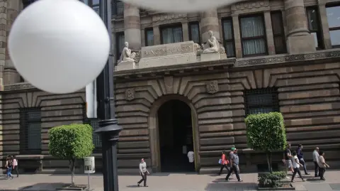 La mayoría de los miembros del Banxico señalaron la debilidad de la economía del país como argumento para recortar las tasas de interés, a pesar de la preocupación constante por la inflación subyacente, según las minutas de la reunión celebrada en noviembre.

Para más información del tema, visita: https://www.eleconomista.com.mx/sectorfinanciero/debilidad-economica-mexico-recortes-fed-permitieron-bajar-tasa-minutas-banxico-20251120-787533.html

¡Síguenos en nuestras redes sociales para mantenerte informado!

Twitter: https://twitter.com/eleconomista 
Facebook: https://www.facebook.com/ElEconomista.mx
Instagram: https://www.instagram.com/eleconomistamx
LinkedIn: https://www.linkedin.com/company/el-economista/

#ElEconomista #EETV