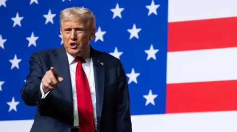 Donald Trump propuso aplicar la pena de muerte a legisladores demócratas que instaron a militares a rechazar órdenes “ilegales”, acusándolos de cometer “sedición al más alto nivel”.

Para más información del tema, visita: https://www.eleconomista.com.mx/internacionales/trump-propone-pena-muerte-democratas-pidieron-militares-desobedecer-ordenes-ilegales-20251120-787541.html

¡Síguenos en nuestras redes sociales para mantenerte informado!

Twitter: https://twitter.com/eleconomista 
Facebook: https://www.facebook.com/ElEconomista.mx
Instagram: https://www.instagram.com/eleconomistamx
LinkedIn: https://www.linkedin.com/company/el-economista/

#ElEconomista #DonaldTrump