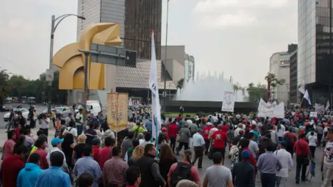 La capital prevé más de 30 movilizaciones entre marchas, bloqueos y rodadas; autoridades recomiendan anticipar traslados y usar vías alternas.

Para más información del tema, visita: https://www.eleconomista.com.mx/politica/cdmx-tendra-jueves-caotico-marchas-bloqueos-desfile-aniversario-revolucion-mexicana-20251120-787534.html

¡Síguenos en nuestras redes sociales para mantenerte informado!

Twitter: https://twitter.com/eleconomista
Facebook: https://www.facebook.com/ElEconomista.mx
Instagram: https://www.instagram.com/eleconomistamx
LinkedIn: https://www.linkedin.com/company/el-economista/

#ElEconomista #EETV
