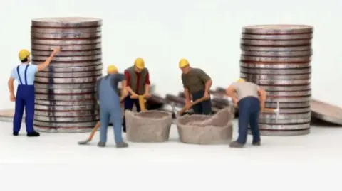 La Comisión Nacional de Salarios Mínimos ha informado que será “a final de mes” que se discuta el incremento; mientras fuentes cercanas al proceso prevén que la negociación entre empleadores, trabajadores y el gobierno inicie el 27 de noviembre. 

Para más información del tema, visita: https://www.eleconomista.com.mx/capital-humano/27-noviembre-comenzara-negociarse-incremento-salario-minimo-20251120-787417.html

¡Síguenos en nuestras redes sociales para mantenerte informado!

Twitter: https://twitter.com/eleconomista 
Facebook: https://www.facebook.com/ElEconomista.mx
Instagram: https://www.instagram.com/eleconomistamx
LinkedIn: https://www.linkedin.com/company/el-economista/

#ElEconomista #EETV