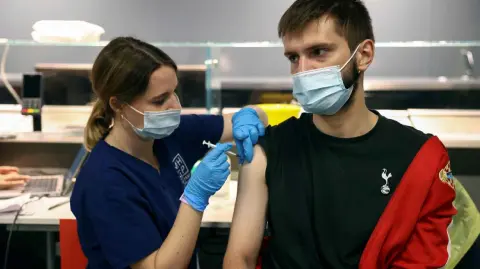 Reino Unido registró uno de los balances más graves de Europa relacionados con la pandemia, con unas 226,000 muertes.

Para más información del tema, visita: https://www.eleconomista.com.mx/internacionales/confinamiento-temprano-habria-permitido-evitar-23-000-muertes-inglaterra-investigacion-20251120-787551.html

¡Síguenos en nuestras redes sociales para mantenerte informado!

Twitter: https://twitter.com/eleconomista 
Facebook: https://www.facebook.com/ElEconomista.mx
Instagram: https://www.instagram.com/eleconomistamx
LinkedIn: https://www.linkedin.com/company/el-economista/

#ElEconomista #covid #ReinoUnido