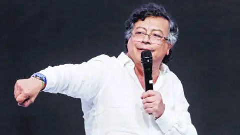 El presidente de Colombia, Gustavo Petro, se defendió este jueves de una ola de críticas de sectores feministas luego de que hiciera públicos sus movimientos financieros en los que consta un pago en un club de striptease en Portugal en 2023.

Para más información del tema, visita: https://www.eleconomista.com.mx/internacionales/petro-defiende-criticas-visitar-burdel-portugal-dijo-presidente-colombia-20251120-787555.html

¡Síguenos en nuestras redes sociales para mantenerte informado!

Twitter: https://twitter.com/eleconomista 
Facebook: https://www.facebook.com/ElEconomista.mx
Instagram: https://www.instagram.com/eleconomistamx
LinkedIn: https://www.linkedin.com/company/el-economista/

#ElEconomista #Petro