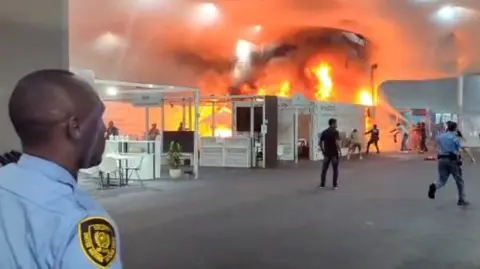 El incendio se desató mientras ministros de todo el mundo negociaban sobre temas como la transición energética y el financiamiento climático.

Para más información del tema, visita: https://www.eleconomista.com.mx/internacionales/incendio-deja-suspenso-cop30-recta-final-20251120-787589.html

¡Síguenos en nuestras redes sociales para mantenerte informado!

Twitter: https://twitter.com/eleconomista 
Facebook: https://www.facebook.com/ElEconomista.mx
Instagram: https://www.instagram.com/eleconomistamx
LinkedIn: https://www.linkedin.com/company/el-economista/

#ElEconomista #EETV