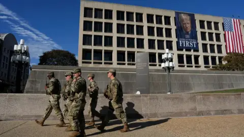 La jueza del Tribunal de Distrito Jia Cobb ordenó el fin del despliegue, pero suspendió su orden por 21 días para permitir que la administración de Trump presente una apelación.

Para más información del tema, visita: https://www.eleconomista.com.mx/internacionales/jueza-ordena-gobierno-trump-retire-guardia-nacional-washington-20251120-787587.html

¡Síguenos en nuestras redes sociales para mantenerte informado!

Twitter: https://twitter.com/eleconomista 
Facebook: https://www.facebook.com/ElEconomista.mx
Instagram: https://www.instagram.com/eleconomistamx
LinkedIn: https://www.linkedin.com/company/el-economista/

#ElEconomista #EETV