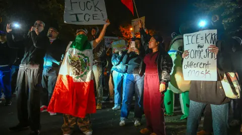 Manifestantes protestan contra las recientes redadas realizadas por el Servicio de Inmigración y Control de Aduanas (ICE).