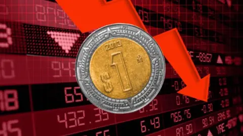 El peso mexicano descendía este viernes en medio de una fortaleza del dólar y tras datos que mostraron que la economía mexicana se contrajo en el tercer trimestre de 2025.

Para más información del tema, visita: https://www.eleconomista.com.mx/mercados/peso-retrocede-fortaleza-dolar-dato-pib-mexico-cuanto-cotiza-20251121-787717.html 

¡Síguenos en nuestras redes sociales para mantenerte informado!

Twitter: https://twitter.com/eleconomista 
Facebook: https://www.facebook.com/ElEconomista.mx
Instagram: https://www.instagram.com/eleconomistamx
LinkedIn: https://www.linkedin.com/company/el-economista/

#ElEconomista #TipodeCambio