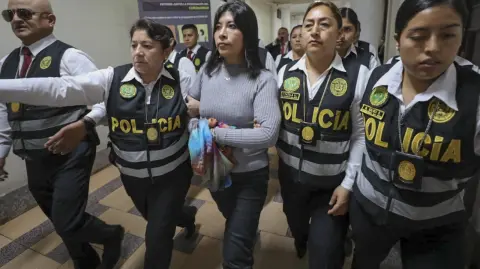 El Poder Judicial de Perú emitió este viernes una orden de captura internacional y dictó cinco meses de prisión preventiva contra la ex primera ministra Betssy Chávez, procesada por intento de golpe de Estado y actualmente refugiada en la embajada de México en Lima.

Para más información del tema, visita: https://www.eleconomista.com.mx/internacionales/peru-ordena-captura-internacional-betssy-chavez-refugiada-embajada-mexico-20251121-787719.html

¡Síguenos en nuestras redes sociales para mantenerte informado!

Twitter: https://twitter.com/eleconomista 
Facebook: https://www.facebook.com/ElEconomista.mx
Instagram: https://www.instagram.com/eleconomistamx
LinkedIn: https://www.linkedin.com/company/el-economista/

#ElEconomista #EETV