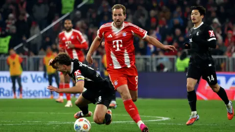 El delantero inglés del Bayern Múnich, Harry Kane, y el centrocampista alemán del Friburgo, Maximilian Eggestein.