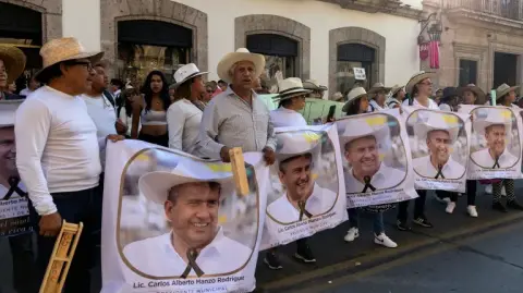 La fiscalía de Michoacán detalló que los guardias, que son policías municipales, fueron detenidos por su "probable participación en el delito de homicidio calificado" del político.

Para más información del tema, visita: https://www.eleconomista.com.mx/politica/detienen-siete-guardias-carlos-manzo-michoacan-probable-participacion-homicidio-20251121-787769.html

¡Síguenos en nuestras redes sociales para mantenerte informado!

Twitter: https://twitter.com/eleconomista 
Facebook: https://www.facebook.com/ElEconomista.mx
Instagram: https://www.instagram.com/eleconomistamx
LinkedIn: https://www.linkedin.com/company/el-economista/
T

#ElEconomista #EETV
